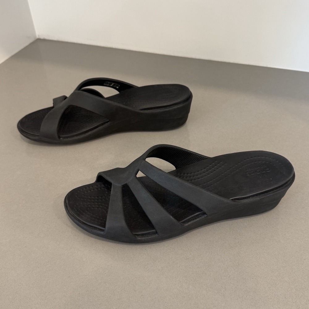Crocs Sanrah Strappy Wedge Sandals 10 Black Comfort Travel Slip On